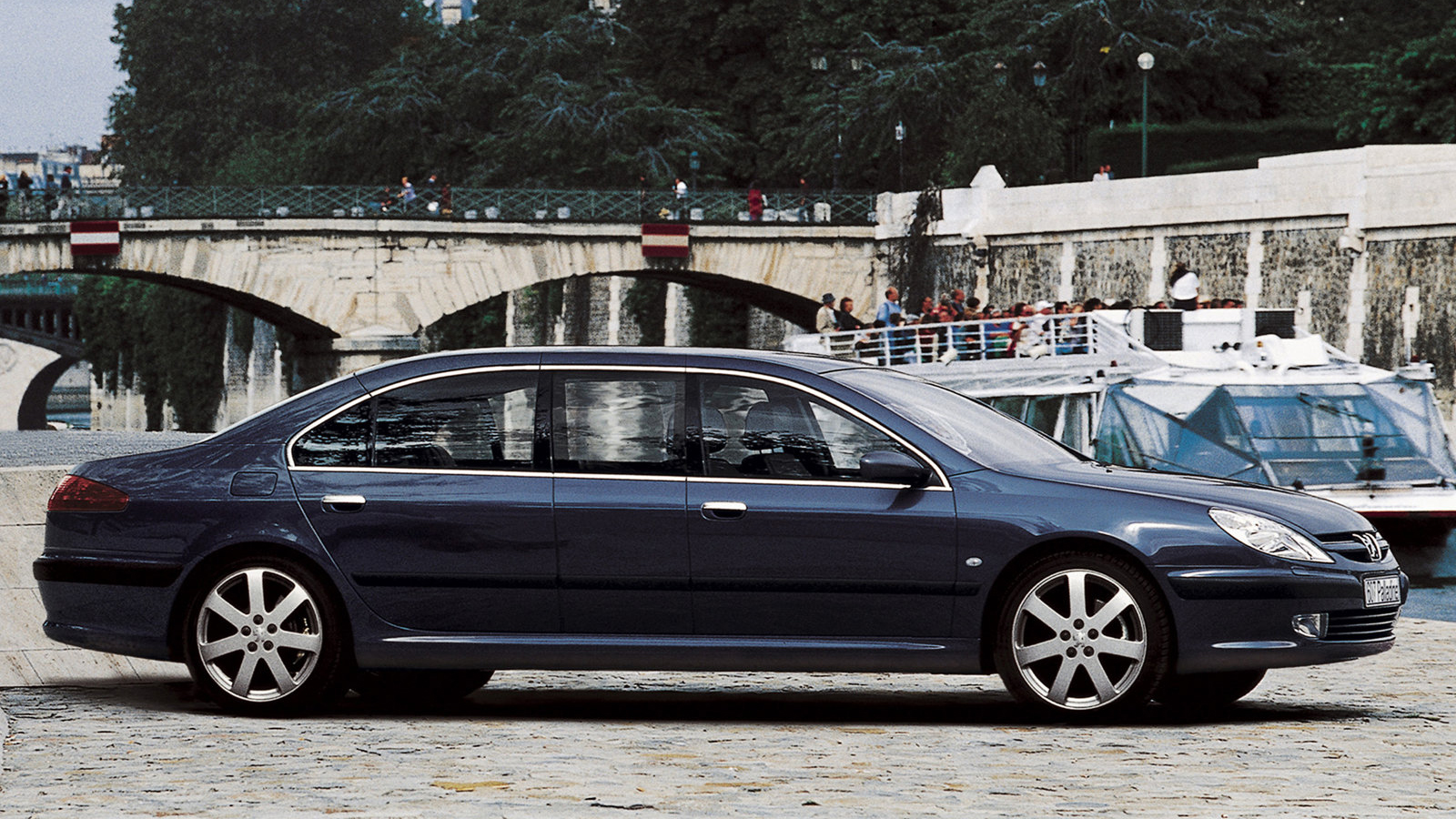 Η λιμουζίνα του Σαρκοζί είχε ρεζερβουάρ 6 λίτρων αλλά αναδιπλούμενη γυάλινη οροφή